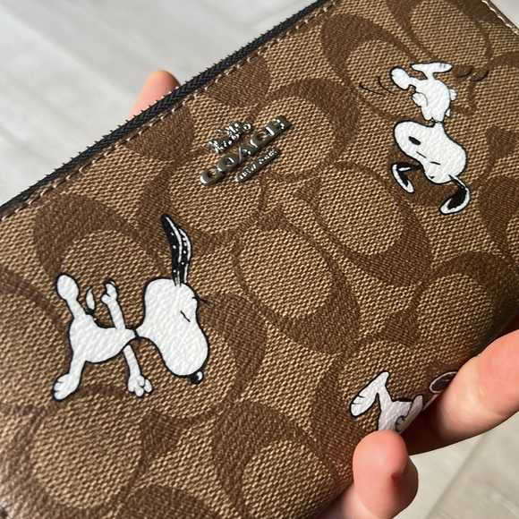 Coach X Peanuts Long Zip Around Wallet In Signature Canvas With Snoopy - Picture 7 of 12